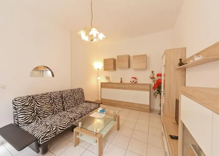 In Fuenfhaus Mit Garten By Interhome *